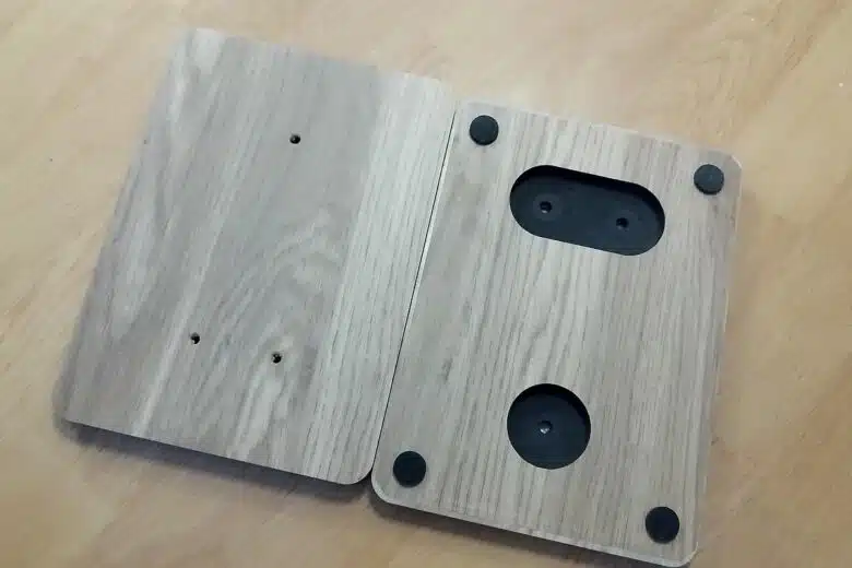 Les pieds de fixation en bois clair livrés avec chaque tour de son lumineuse cosy Thomson DS702, pour une stabilité parfaite.