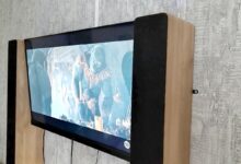 Les tours de son lumineuses cosy Thomson DS702 installées de part et d’autre de l’écran, prêtes à plonger la pièce dans l’ambiance.