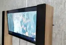 Les tours de son lumineuses cosy Thomson DS702 installées de part et d’autre de l’écran, prêtes à plonger la pièce dans l’ambiance.