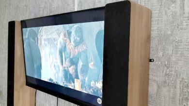 Les tours de son lumineuses cosy Thomson DS702 installées de part et d’autre de l’écran, prêtes à plonger la pièce dans l’ambiance.