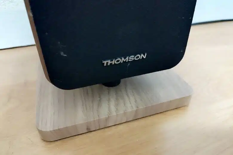 Détail de la base en bois et du logo discret des tours de son lumineuses cosy Thomson DS702, pour une finition élégante.