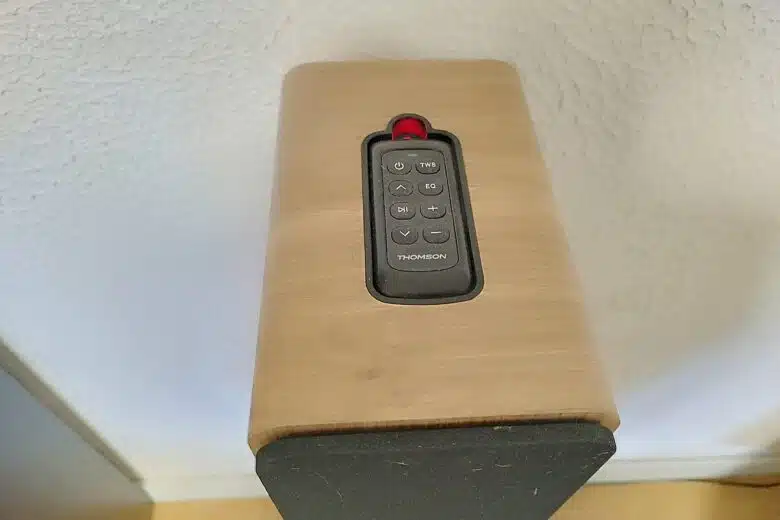 Chaque tour de son lumineuse cosy Thomson DS702 est équipée d’un emplacement pour la télécommande, pratique et bien pensé.