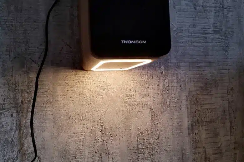 Ambiance tamisée grâce à la lumière intégrée au pied de la tour de son lumineuse cosy Thomson DS702, idéale pour les soirées cocooning.