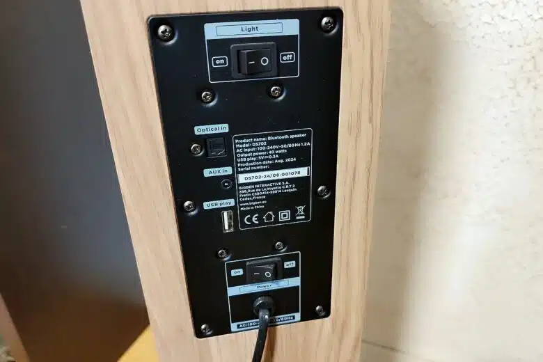 Vue complète des branchements disponibles à l’arrière de la tour de son lumineuse cosy Thomson DS702 : optique, USB, AUX, alimentation.