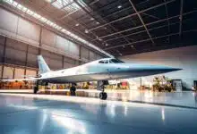 Un avion supersonique dans son hangar.