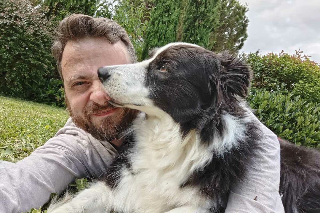 Un chien et son maitre.