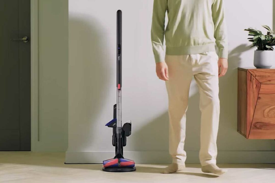 Le dernier aspirateur Dyson est réduit à un simple manche à balai.