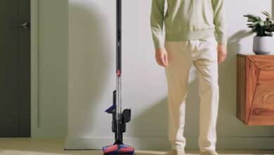Le dernier aspirateur Dyson est réduit à un simple manche à balai.