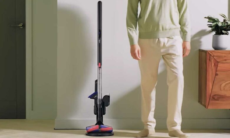 Le dernier aspirateur Dyson est réduit à un simple manche à balai.