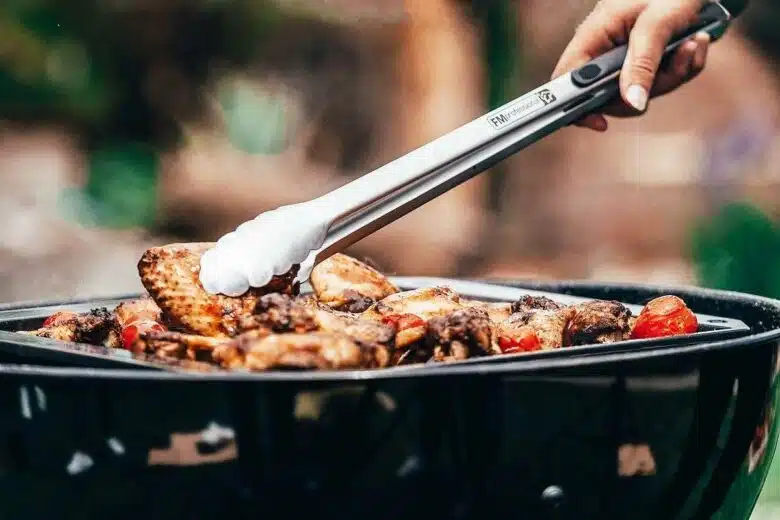 Une pince de cuisson pour ne pas se bruler et retourner les pièces de viande facilement.