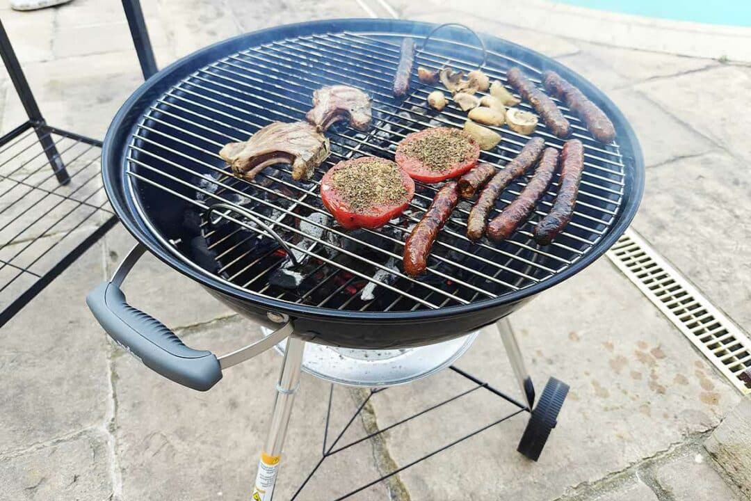 Un barbecue sur une terrasse.