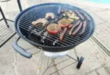 Un barbecue sur une terrasse.