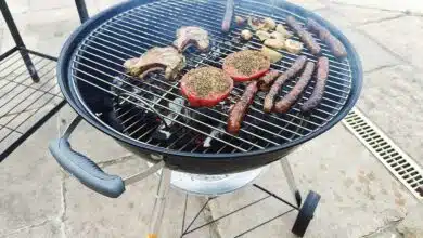Un barbecue sur une terrasse.