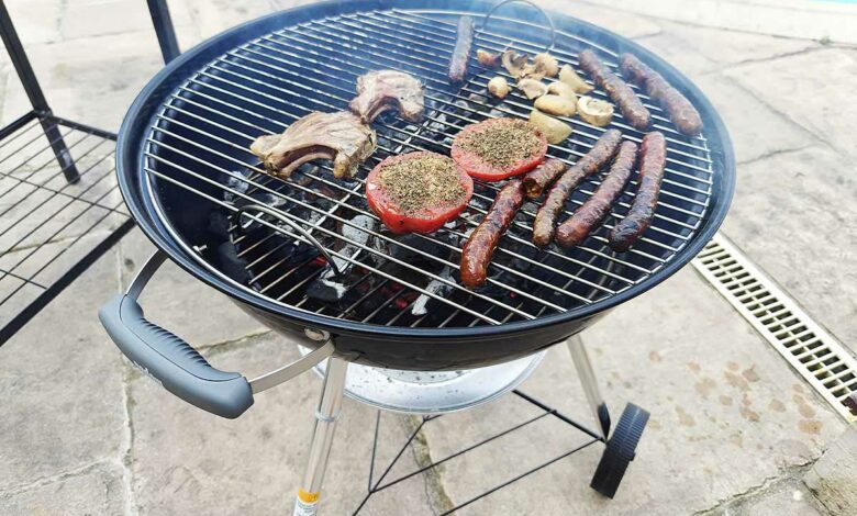 Un barbecue sur une terrasse.