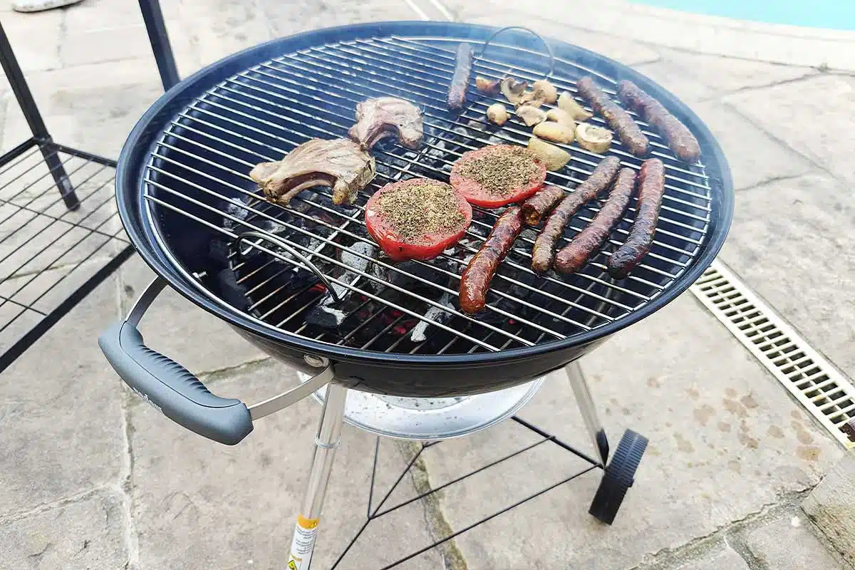 Un barbecue sur une terrasse.