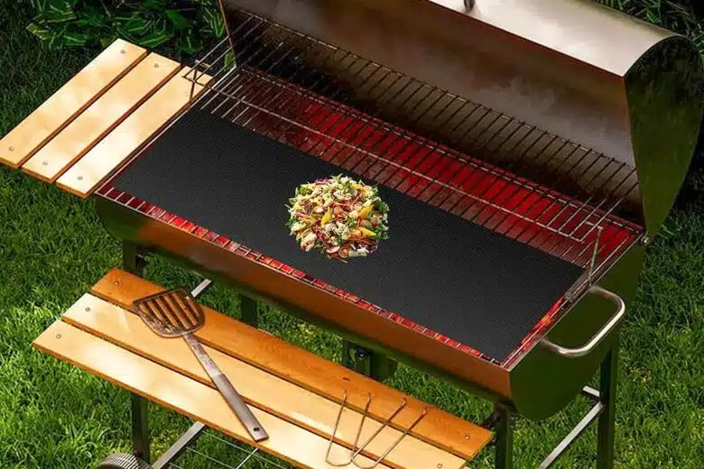 Un tapis de cuisson pour le barbecue.
