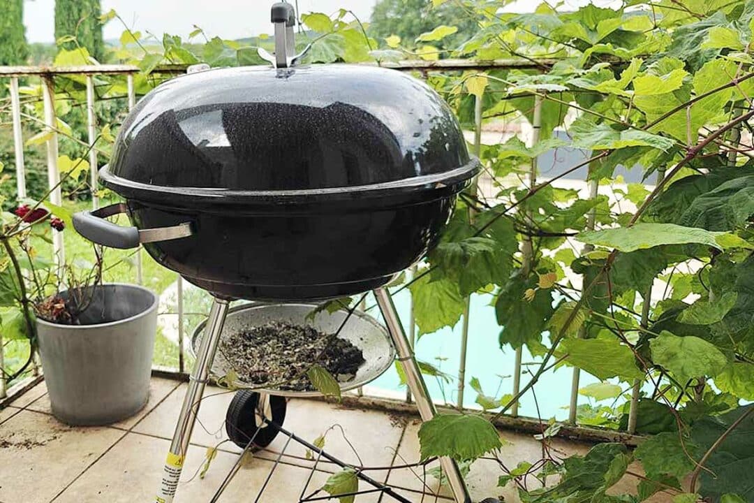 Un barbecue sur un balcon.