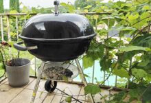 Un barbecue sur un balcon.