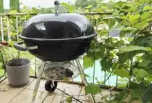 Un barbecue sur un balcon.