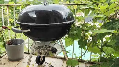 Un barbecue sur un balcon.