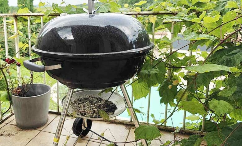 Un barbecue sur un balcon.