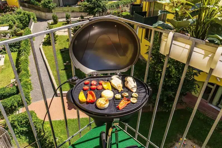 Un barbecue électrique sur le balcon.