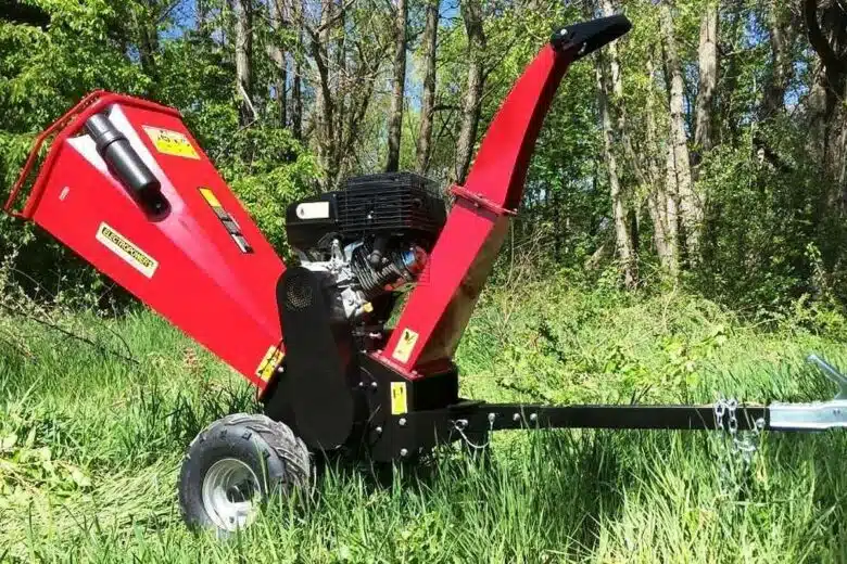 Un broyeur de végétaux avec un châssis pour le transporter.