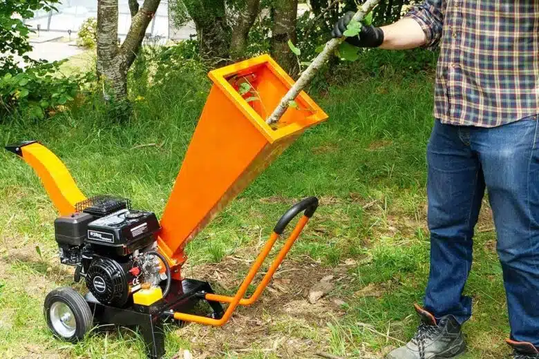 Un homme utilise un broyeur de végétaux.