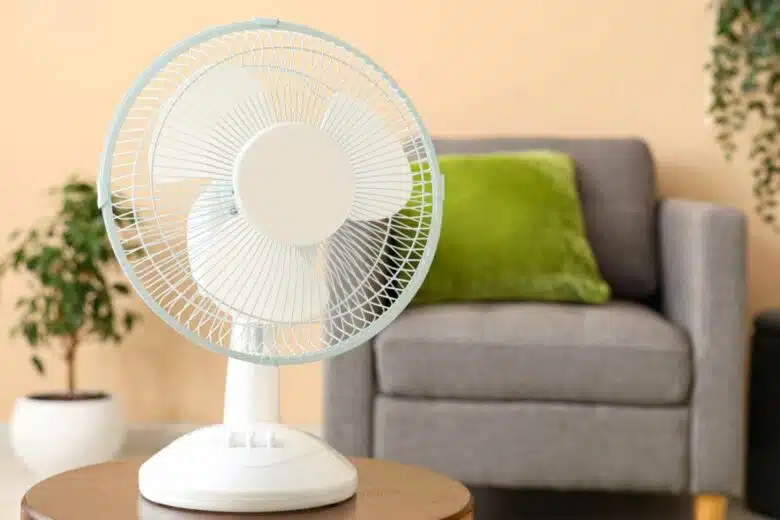 Un ventilateur sur une table.