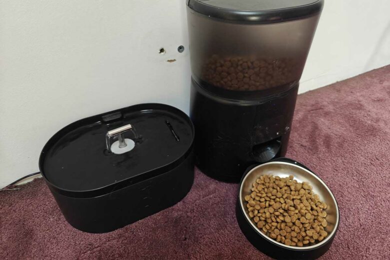 Un distributeur de croquettes et une fontaine d'eau.
