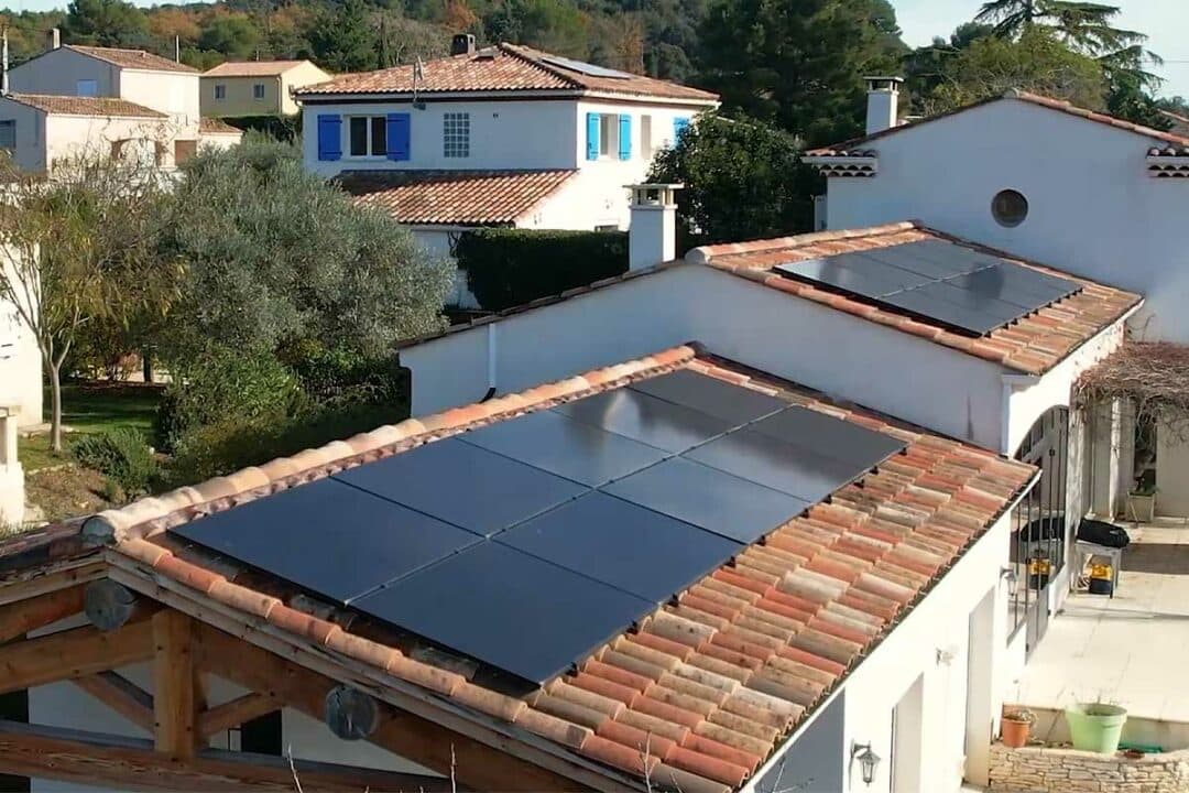Une installation solaire sur un toit.