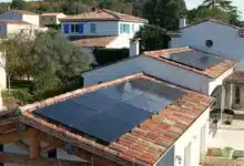 Une installation solaire sur un toit.