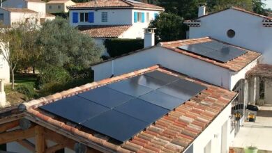 Une installation solaire sur un toit.