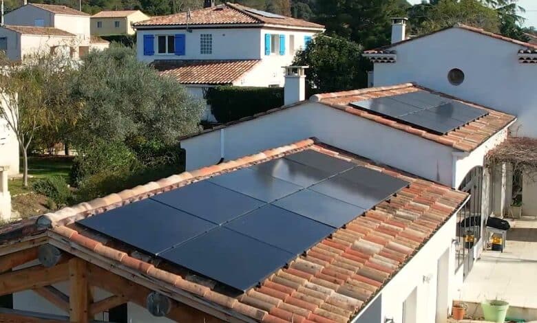 Une installation solaire sur un toit.