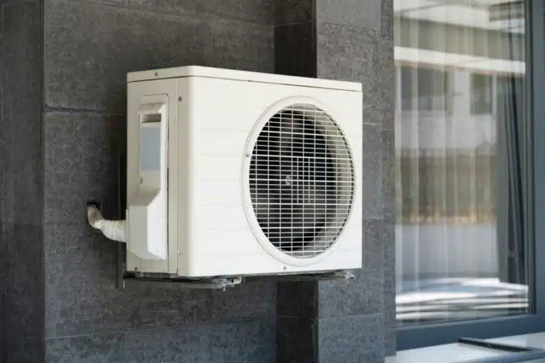 Une pompe à chaleur sur le mur d'une maison.