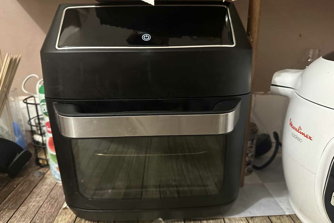 Un airfryer sur le plan de travail.