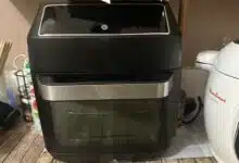 Un airfryer sur le plan de travail.