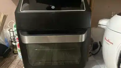 Un airfryer sur le plan de travail.