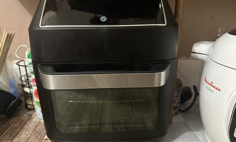 Un airfryer sur le plan de travail.
