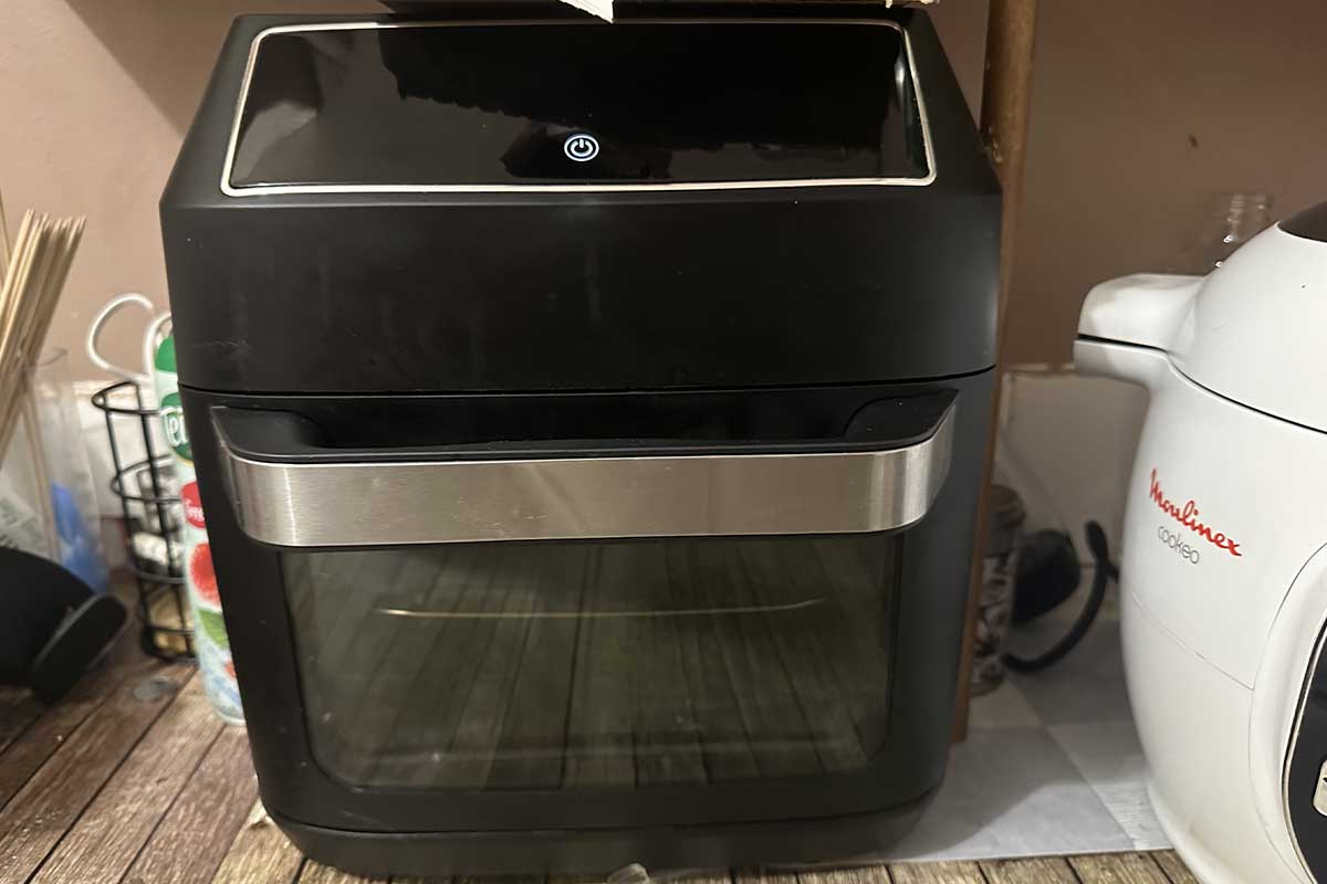 Un airfryer sur le plan de travail.