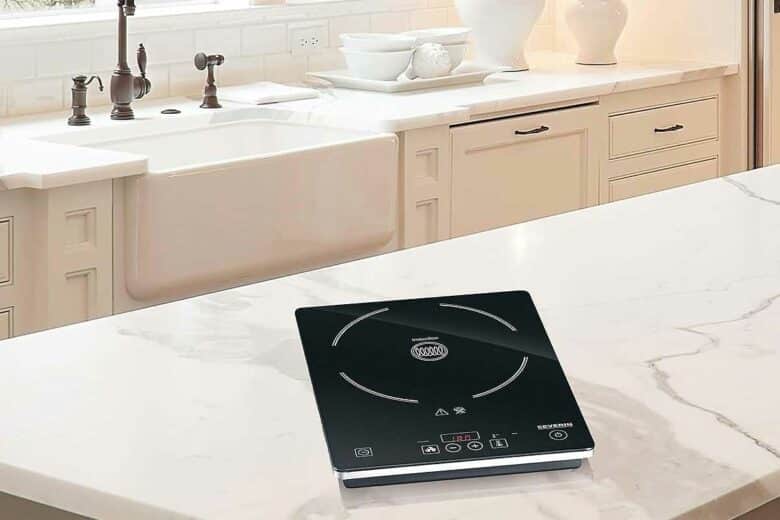 Une plaque à induction portable.