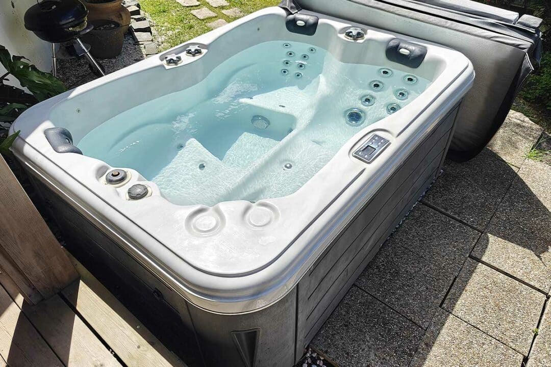 Un spa d'extérieur prêt à vous accueillir.