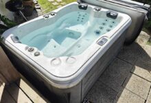 Un spa d'extérieur prêt à vous accueillir.