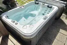 Un spa d'extérieur prêt à vous accueillir.