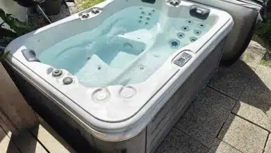 Un spa d'extérieur prêt à vous accueillir.