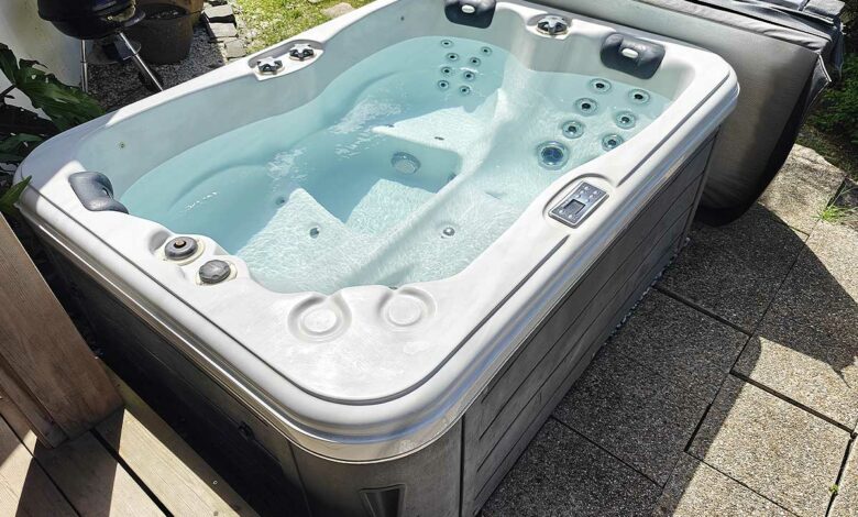 Un spa d'extérieur prêt à vous accueillir.