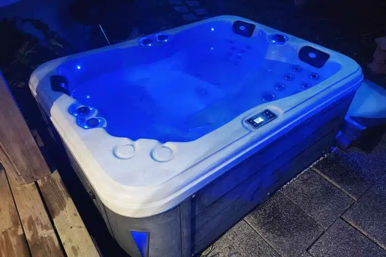 Un spa extérieur la nuit.