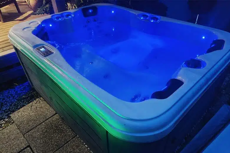 Un spa extérieur avec des jets massant.