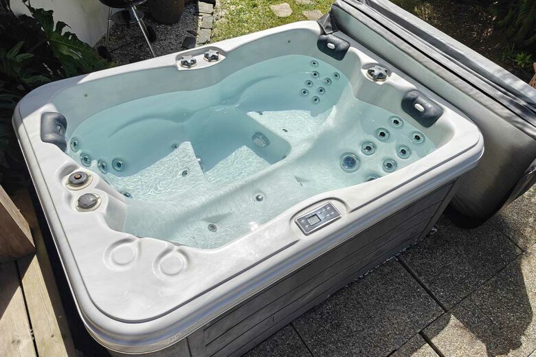 Le spa d'extérieur sur la terrasse.