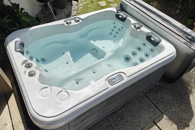 Le spa d'extérieur sur la terrasse.